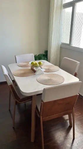 Mesa Carraro, tampo de mármore 4 cadeiras estofadas