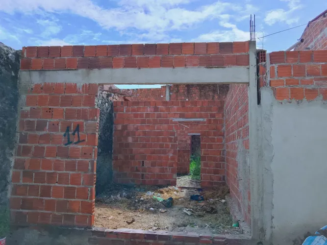 Terreno com construção de casa iniciada a venda