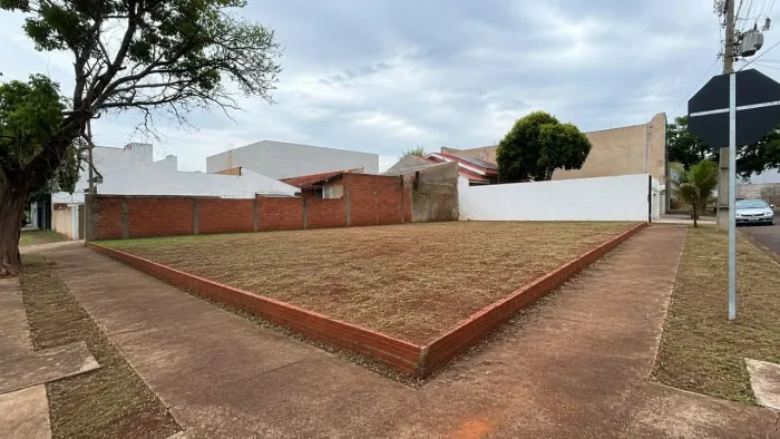 Terreno de esquina à venda no Jardim Rebouças em Maringá | 210 m²