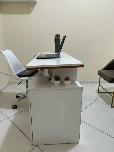 Escrivaninha e cadeira para consultório.