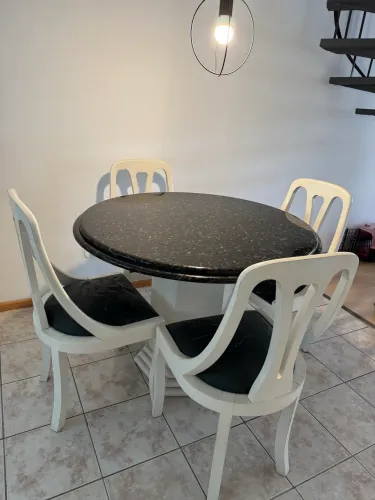 Mesa de jantar com 4 cadeiras