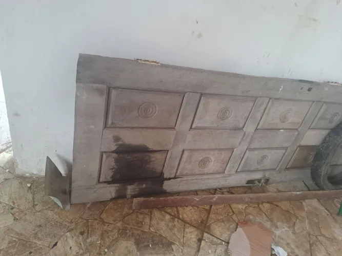Porta com aduela