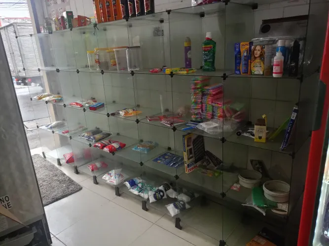 Prateleira expositor modular em vidro 32 box