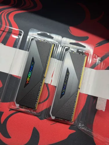 Memória RAM Corsair Vengeance RT, RGB, 32GB (2x16GB), 4000MHz, DDR4, CL18