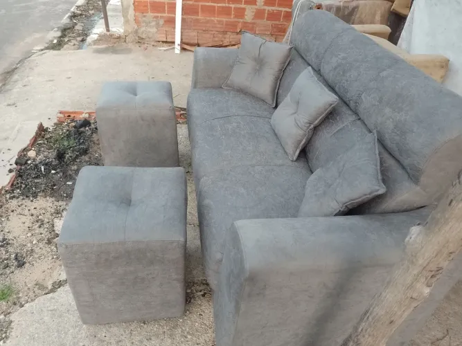 Kit sofá de três lugares e dois puf e 3 almofadas almofodas