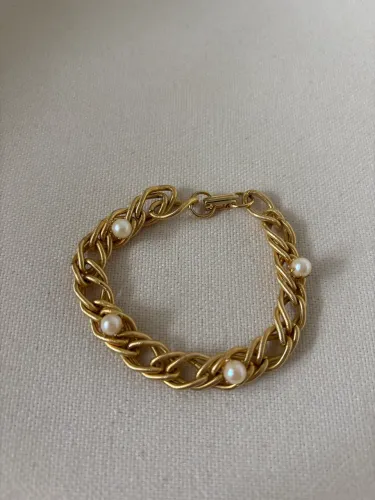 Pulseira dourada com pérolas