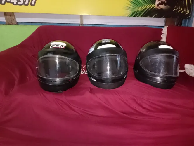 Vendo 3 capacete valor 200 os trez para motoqueiro 