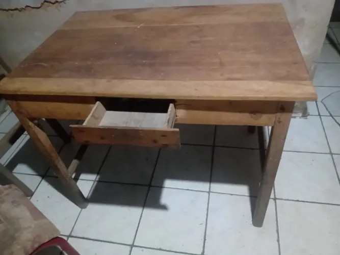 Mesa de madeira bruta