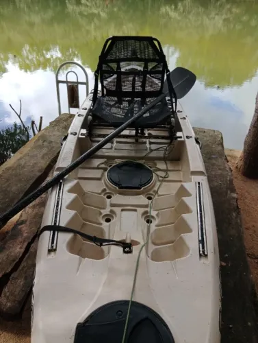 Vendo caiaque caiman 100 com remo e cadeira.