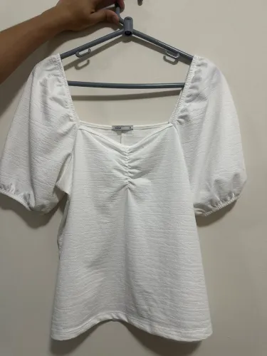 Blusa em Viscolinho com Decote Coração e Lastex