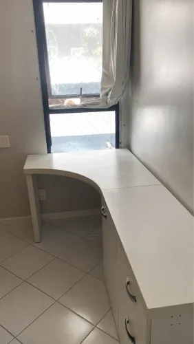 Mesa de trabalho com armário