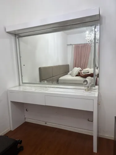 Penteadeira com espelho e Divisorias na gaveta e preparada para iluminação 
