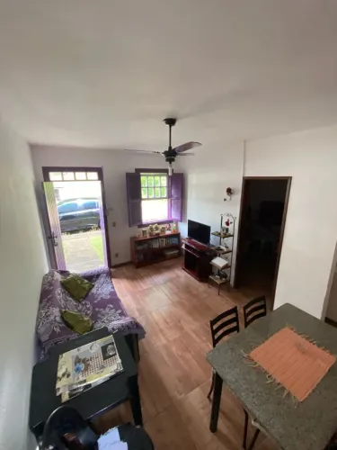Conservatória: casa duplex com 3 quartos e duas vagas. Condomínio fechado com infra.