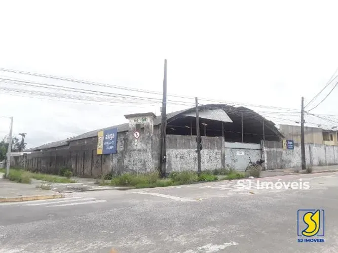 Amplo galpão na Av. Godofredo Maciel
