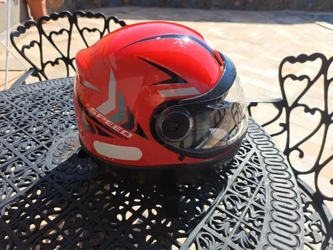 Vendo Capacete vermelho modelo Speed San Marino.  Semi novo com 3 meses de uso. 