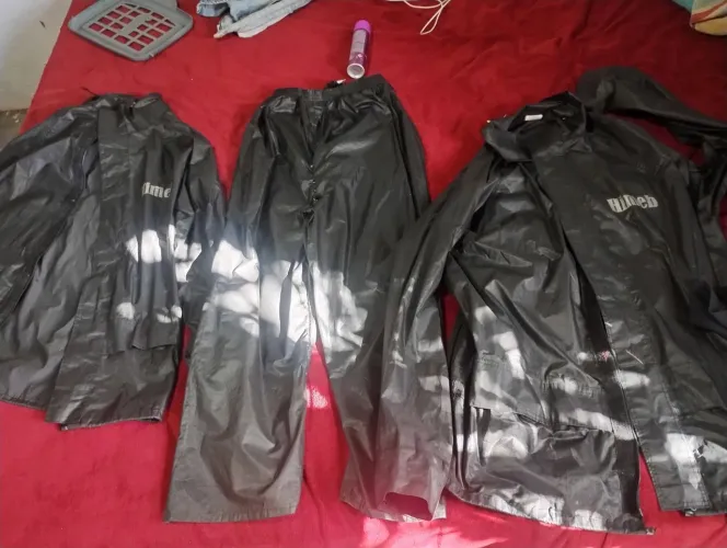 Vende-se duas capas de chuva e uma calça