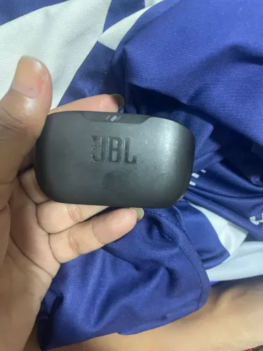 Lfones jbl wave buds e lado esquerdo