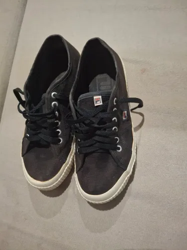 Vendo excelente tênis original da marca FILA, tamanho 36. Aceito troca em tênis 37.
