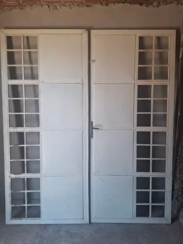 Vendo porta de duas folhas com portal