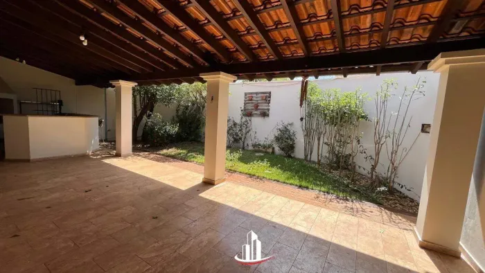 Casa ampla com 3 suítes, suíte master com closet, escritório e 2 vagas cobertas no bairro: