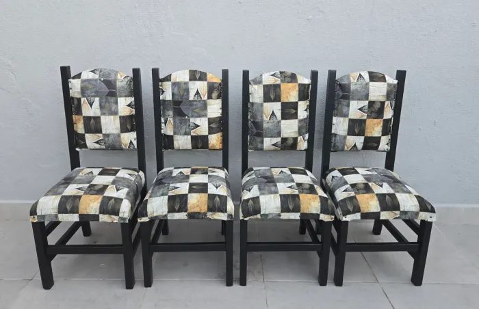 4 cadeiras exclusivas, reformadas artesanalmente, em madeira maciça.