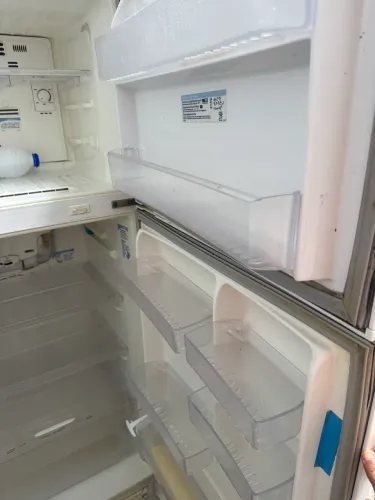 Geladeira (gela e para ) não sei o defeito já está no menor valor
