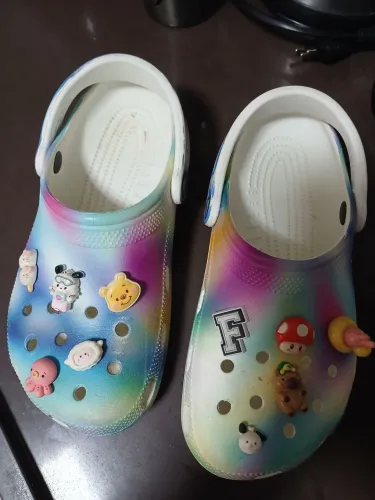 Crocs 36. Com pins