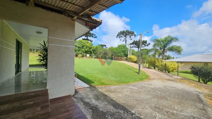 Viva no campo a 7km do centro Chácara com casa, riacho e tanque para peixes