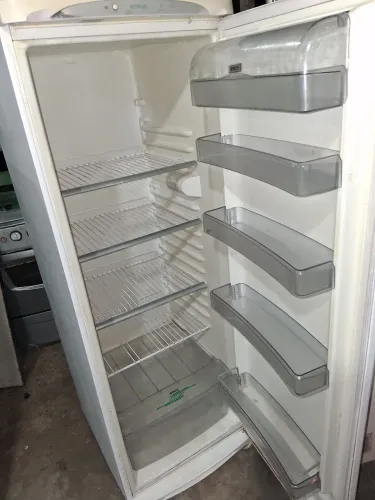 Geladeira  220v  para refrigerar 