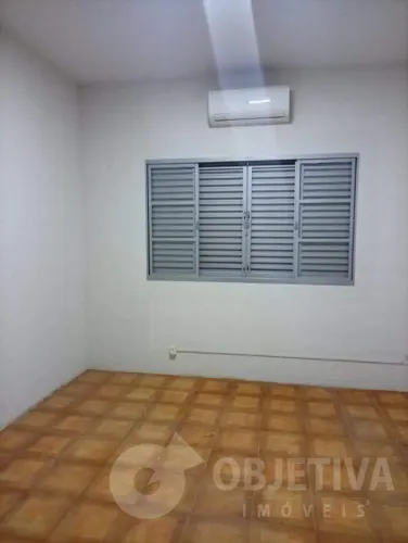 Casa comercial disponível para aluguel no bairro Daniel Fonseca em Uberlândia