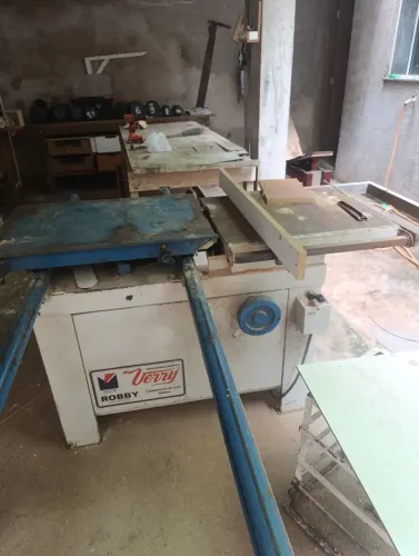 Vendo esquadrejadeira.com 3 discos de serra,o motor e 110 ,220  não inclina,