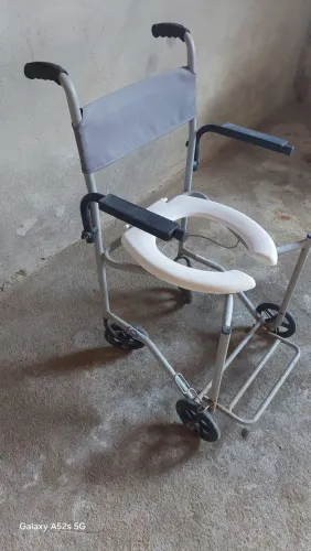 Cadeira de banho para idoso.