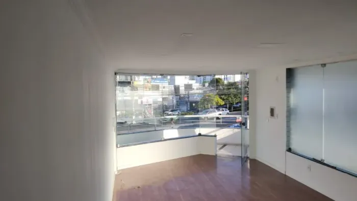Sala 10, 30 m2, frente, na Av. Hermes Fontes 2064, bairro Luzia, em galeria 