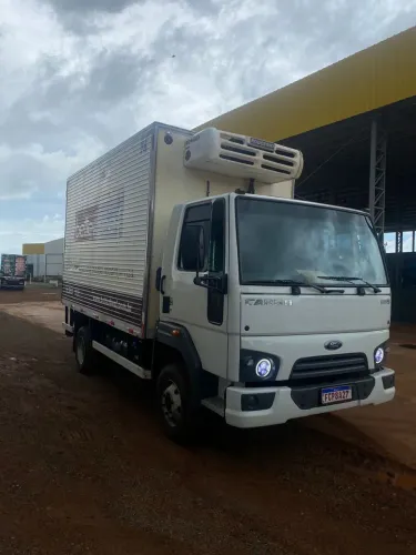 FORD CARGO 1119 baú refrigerado com barra gancheira 