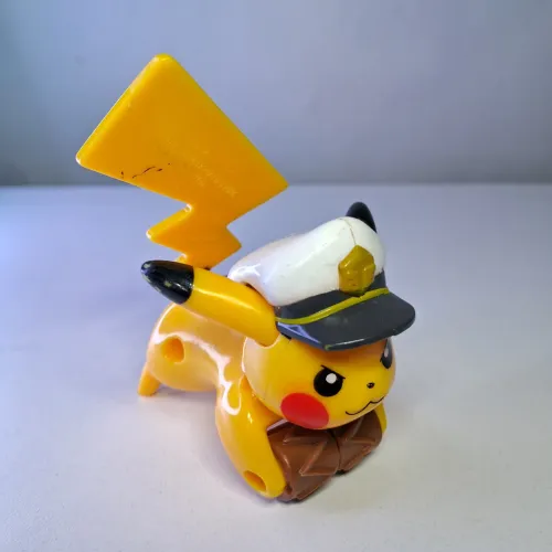 Pikachu - Boneco Pokemon Capitão Pikachu