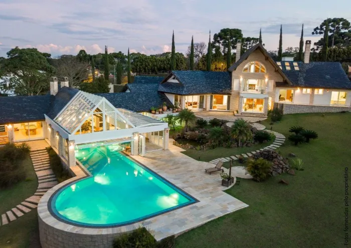 Casa, 04 Suítes, Área Gourmet com Churrasqueira a Carvão, Piscina Aquecida, Campo Comprido