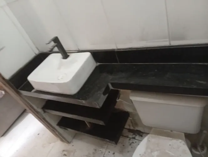 Bancada de banheiro no verde Ubatuba com prateleira