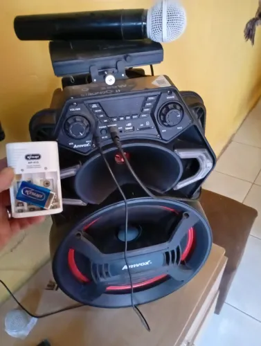 Caixa de som com Bluetooth e microfone sem fio e bateria do microfone e carregador