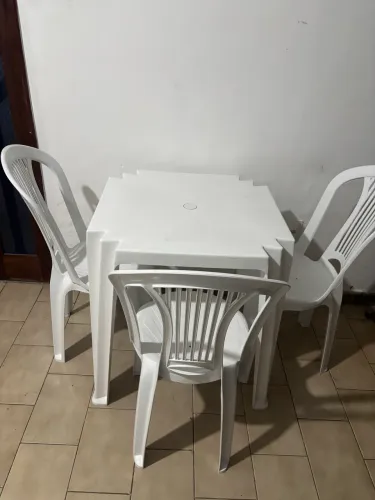 Mesa com quatro cadeiras Tramontina.