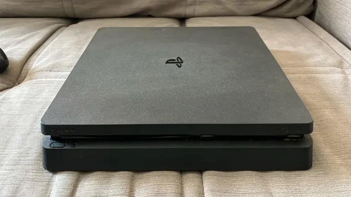 PS4 Slim 1tb + 3 Controles