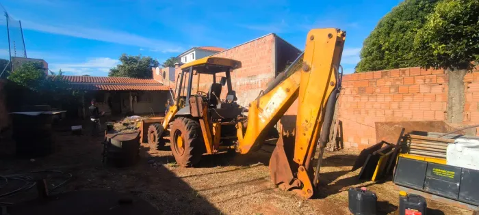 Retroescavadeira JCB 3C Plus ano 2012