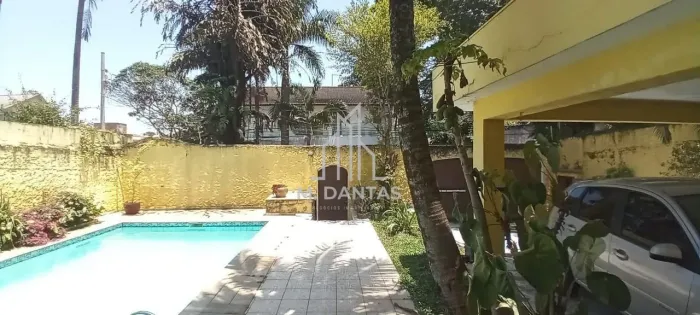 Casa em Interlagos 03 Quartos 05 Vagas