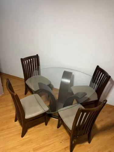 Conjunto de mesa com 4 cadeiras. Madeira maciça.