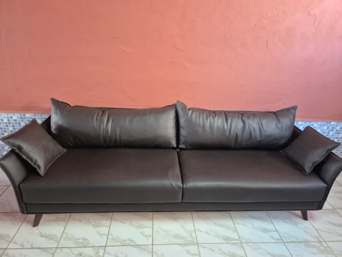 Sofá 4 Lugares - 2,40m - Estofado Refeito em Material de Alta Resistência