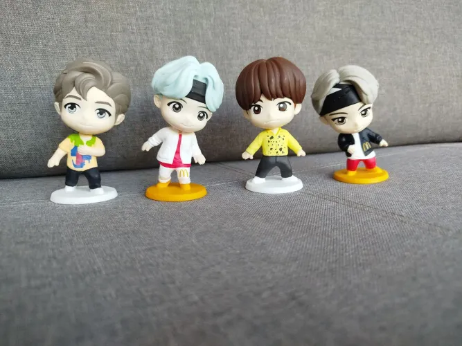 Lote com 4 Bonecos BTS Tiny Tan Coleção McDonald's 2025