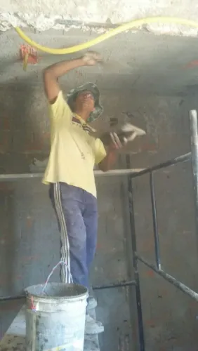 Sou Pedreiro estou disponível para trabalhar.