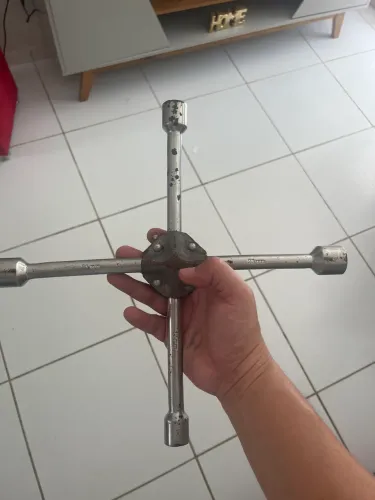 TRIÂNGULO E CHAVE DE RODA