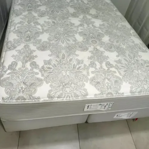 Cama box Queen completa Ecoflex, em ótimo estado!