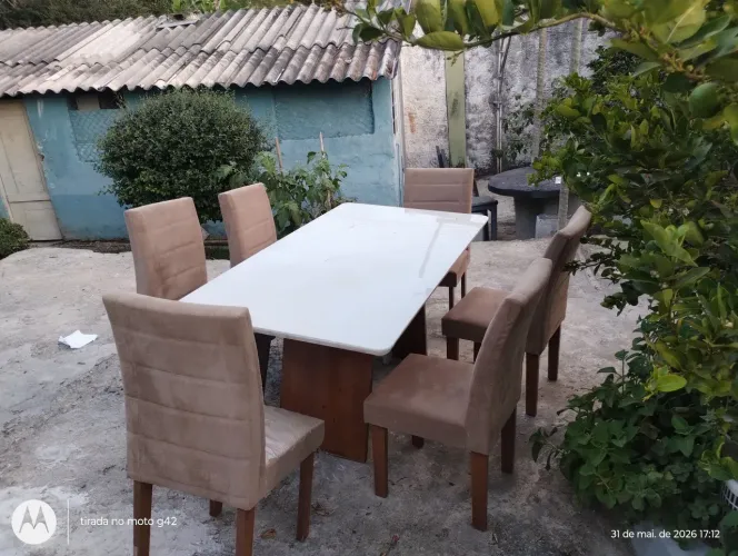 Mesa com 6 cadeiras e cristaleira adega