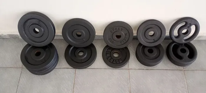 16 Anilhas de ferro para musculação. 04 de 5kg, 02 de 4kg, 02 de 3kg e 08 de 2kg. 